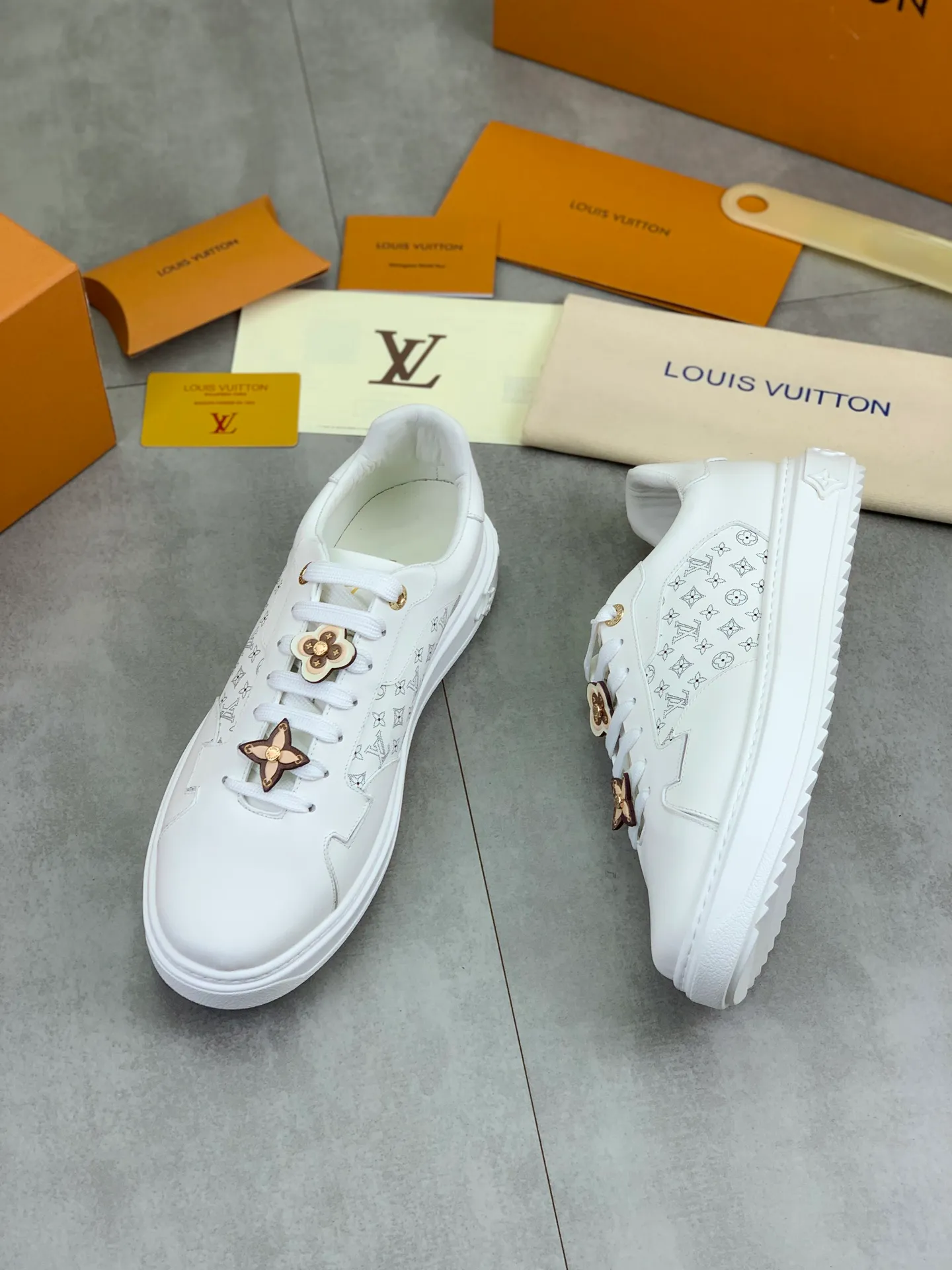 Factory price P700 💶 Top version [LOUIS VUITTON] Couple 🧑‍🤝‍🧑 Craftsman style Counter series (original order) New style 🍀LV Louis Vuitton - top version LV classic high-top trendy shoes! Made of imported original craft calfskin, original breathable lining, and original wear-resistant, lightweight, high-end TPU outsole! High quality products! 3️⃣ colors available, code numbers: female 35-39, male 39-44 (female 40, male 45 46 customized)